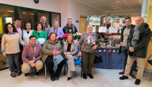 La Junta descataca iniciativas como el Belén de ganchillo en el consultorio local de Fontanar para fomentar la salud comunitaria