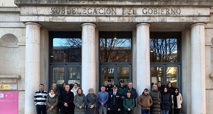 La Subdelegación del Gobierno en Cuenca celebra un minuto de silencio tras la confirmación como violencia de género del asesinato de una mujer en Logroño