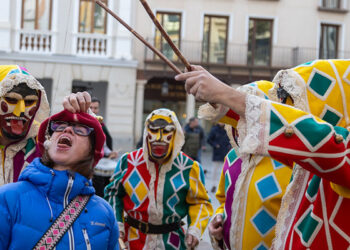 La botarga de Guadalajara acompañó con el cántico y juego del Alhiguí la bendición de mascotas por San Antón La botarga de Guadalajara acompañó con el cántico y juego del Alhiguí la bendición de mascotas por San Antón