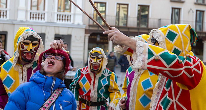 La botarga de Guadalajara acompañó con el cántico y juego del Alhiguí la bendición de mascotas por San Antón