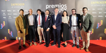 La junta directiva de AJE Guadalajara asiste a los premios AJE Valencia