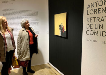 La subdelegada del Gobierno en Cuenca visita la exposición de Antonio Lorenzo en el Museo de Arte Abstracto