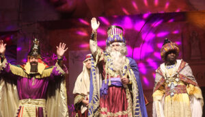 Los Reyes Magos fueron recibido por miles de personas en Guadalajara bajo una lluvia intermitente y mucha ilusión