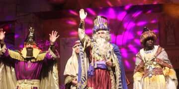 Los Reyes Magos fueron recibido por miles de personas en Guadalajara bajo una lluvia intermitente y mucha ilusión