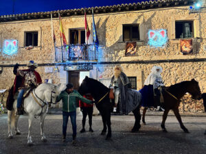 Los Reyes Magos llegan a caballo a Fuentenovilla a pesar del frío y la lluvia