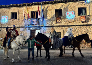 Los Reyes Magos llegan a caballo a Fuentenovilla a pesar del frío y la lluvia