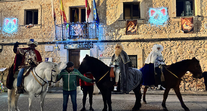 Los Reyes Magos llegan a caballo a Fuentenovilla a pesar del frío y la lluvia 1 Los Reyes Magos llegan a caballo a Fuentenovilla a pesar del frío y la lluvia