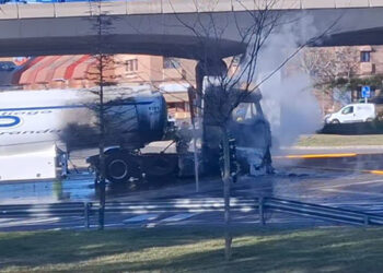 Arde un camión cisterna que transporta gasoil en el ramal de acceso de la A-2 a Cuatro Caminos en Guadalajara Arde un camión cisterna que transporta gasoil en el ramal de acceso de la A-2 a Cuatro Caminos en Guadalajara
