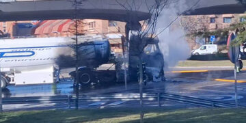 Arde un camión cisterna que transporta gasoil en el ramal de acceso de la A-2 a Cuatro Caminos en Guadalajara