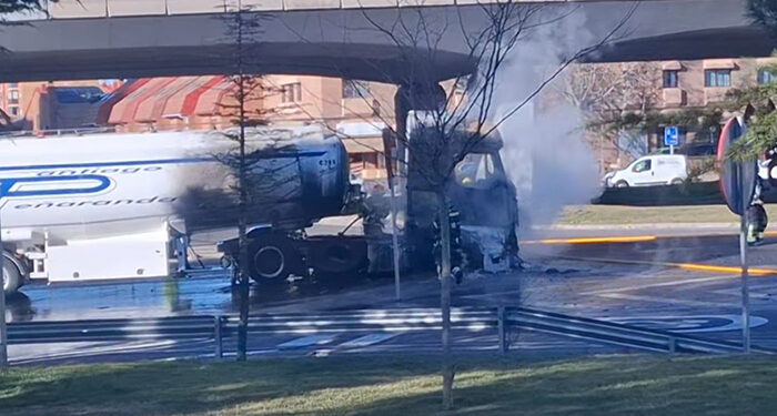 Arde un camión cisterna que transporta gasoil en el ramal de acceso de la A-2 a Cuatro Caminos en Guadalajara 1 Arde un camión cisterna que transporta gasoil en el ramal de acceso de la A-2 a Cuatro Caminos en Guadalajara