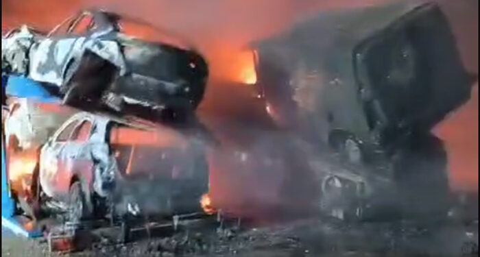 La columna de humo de los dos camiones porta coches incendiados en Graja de Iniesta no afecta a la población 1 Arden dos camiones porta coches junto a un taller en Graja de Iniesta