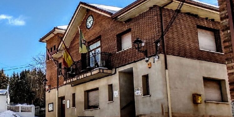 El alcalde de Jirueque afirma que “si la CHT hubiera hecho su trabajo, que es mantener limpios los cauces, el Ayuntamiento no hubiera tenido que actuar” 1 Ayuntamiento de Jirueque