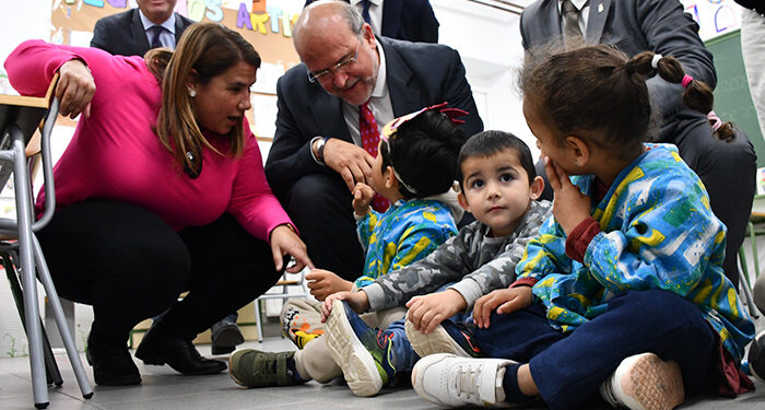 Castilla-La Mancha reparte 4.600 dispositivos para avanzar en la digitalización de la escuela rural