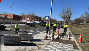 Continúa el Plan de Mantenimiento Urbano con el arreglo de baldosado en las inmediaciones del colegio Hermanos Valdés