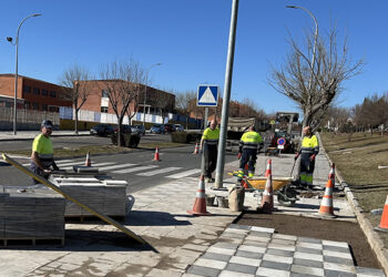 Continúa el Plan de Mantenimiento Urbano con el arreglo de baldosado en las inmediaciones del colegio Hermanos Valdés