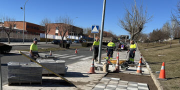 Continúa el Plan de Mantenimiento Urbano con el arreglo de baldosado en las inmediaciones del colegio Hermanos Valdés