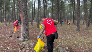 Cruz Roja Cuenca inicia en la provincia su programa de limpieza de espacios naturales en 2025