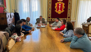 Dolz recibe a la nueva directiva de la Asociación de Peñas Mateas, presidida por Conrado Martínez Rubio