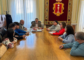 Dolz recibe a la nueva directiva de la Asociación de Peñas Mateas, presidida por Conrado Martínez Rubio
