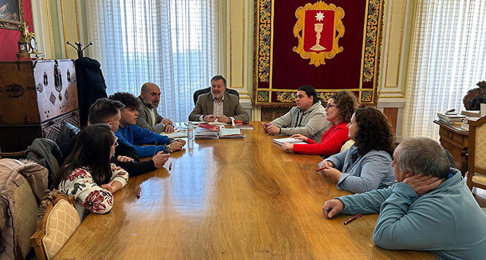 Dolz recibe a la nueva directiva de la Asociación de Peñas Mateas, presidida por Conrado Martínez Rubio