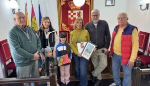 Dos de las finalistas del XII Concurso de Marcapáginas de Fuentenovilla donan sus cuadros a la Biblioteca