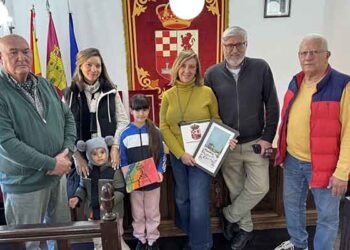 Dos de las finalistas del XII Concurso de Marcapáginas de Fuentenovilla donan sus cuadros a la Biblioteca 1 Dos de las finalistas del XII Concurso de Marcapáginas de Fuentenovilla donan sus cuadros a la Biblioteca