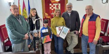 Dos de las finalistas del XII Concurso de Marcapáginas de Fuentenovilla donan sus cuadros a la Biblioteca