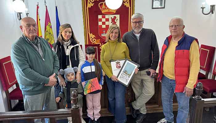 Dos de las finalistas del XII Concurso de Marcapáginas de Fuentenovilla donan sus cuadros a la Biblioteca Dos de las finalistas del XII Concurso de Marcapáginas de Fuentenovilla donan sus cuadros a la Biblioteca