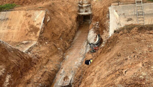 Ejecutada una importante reparación de un colector principal de Cabanillas, bajo el Canal del Henares