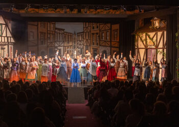 El Grupo de Teatro Salesianos estrena por todo lo alto el musical La Bella y la Bestia
