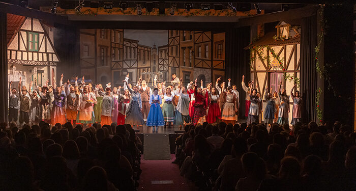 El Grupo de Teatro Salesianos estrena por todo lo alto el musical La Bella y la Bestia 1 El Grupo de Teatro Salesianos estrena por todo lo alto el musical La Bella y la Bestia