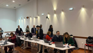 El PSOE abandona el pleno en protesta a Guarinos “por blanquear a Vox”, que niega la violencia machista e impide una declaración institucional sobre el 8M