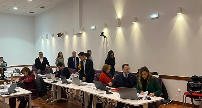 El PSOE abandona el pleno en protesta a Guarinos “por blanquear a Vox”, que niega la violencia machista e impide una declaración institucional sobre el 8M