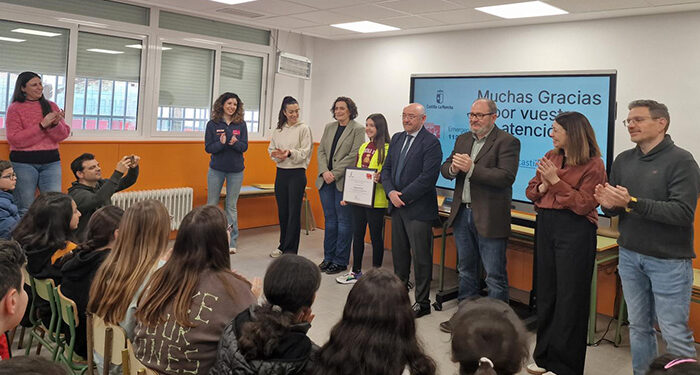 El Servicio 1-1-2 de Castilla-La Mancha visita el colegio ganador del concurso de dibujo escolar en Quintanar del Rey