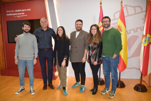 El alcalde de Tarancón presenta a la peña ‘La Tremolina’ como pregoneros del Carnaval 2025