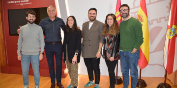 El alcalde de Tarancón presenta a la peña ‘La Tremolina’ como pregoneros del Carnaval 2025
