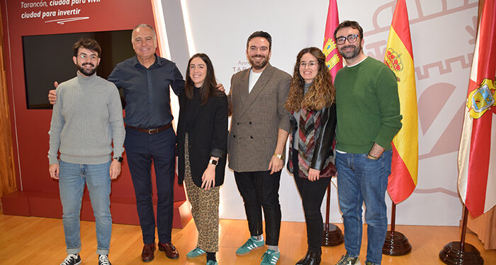 El alcalde de Tarancón presenta a la peña ‘La Tremolina’ como pregoneros del Carnaval 2025