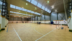 El polideportivo Fuente del Oro estrena su nuevo pavimento y juegos de porterías
