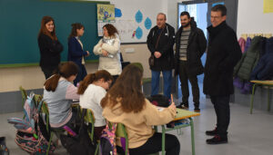 La Diputación de Cuenca dota de un desfibrilador al colegio de La Hinojosa