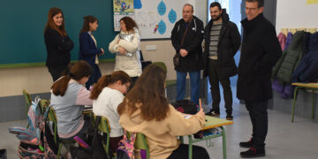 La Diputación de Cuenca dota de un desfibrilador al colegio de La Hinojosa