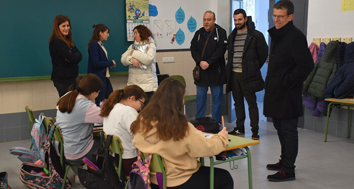 La Diputación de Cuenca dota de un desfibrilador al colegio de La Hinojosa