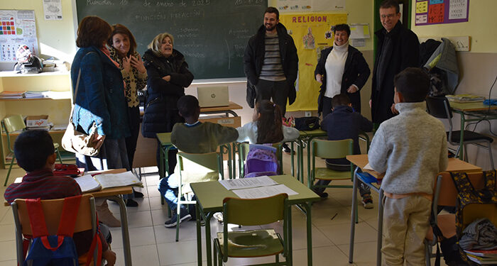 La Diputación de Cuenca invierte 14.000 euros en el colegio de La Almarcha para instalar canastas, porterías y un rocódromo 1 La Diputación de Cuenca invierte 14.000 euros en el colegio de La Almarcha para instalar canastas, porterías y un rocódromo