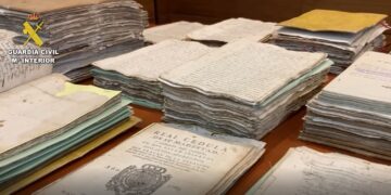 La Guardia Civil recupera un conjunto documental histórico de los siglos XVI al XX perteneciente a la localidad de Leganiel