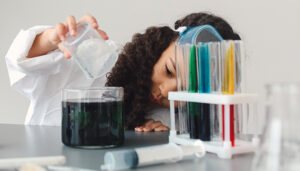 La Junta visibiliza y fomenta la presencia de las niñas y las mujeres en la ciencia con un ciclo de conferencias y una mesa redonda en Guadalajara