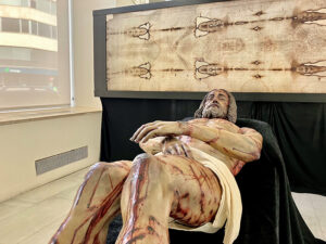 La Sala Iberia acoge la exposición ‘El Hombre de la Sábana Santa 2025 años después’ que conmemora el centenario de Las Angustias