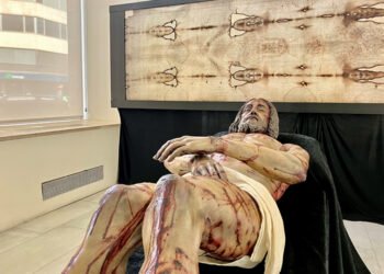 La Sala Iberia acoge la exposición ‘El Hombre de la Sábana Santa 2025 años después’ que conmemora el centenario de Las Angustias