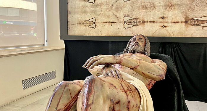 La Sala Iberia acoge la exposición ‘El Hombre de la Sábana Santa 2025 años después’ que conmemora el centenario de Las Angustias