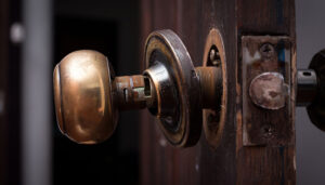 La alcaldesa de Buenache de Alarcón emite un bando alertando a los vecinos de allanamientos en el municipio