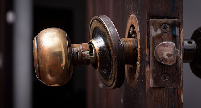 La alcaldesa de Buenache de Alarcón emite un bando alertando a los vecinos de allanamientos en el municipio