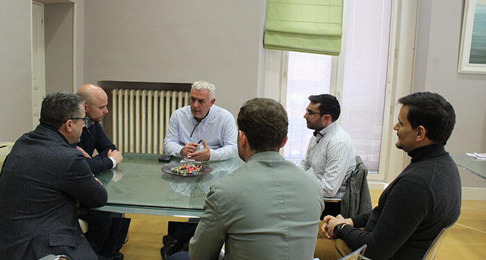 La junta directiva de AJE Guadalajara mantiene una reunión con el presidente de la Diputación